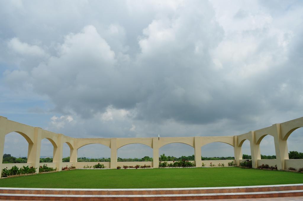 Ramada By Wyndham Jaipur Jaisinghpura Hotel Kültér fotó