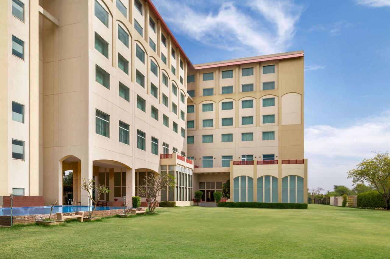 Ramada By Wyndham Jaipur Jaisinghpura Hotel Kültér fotó