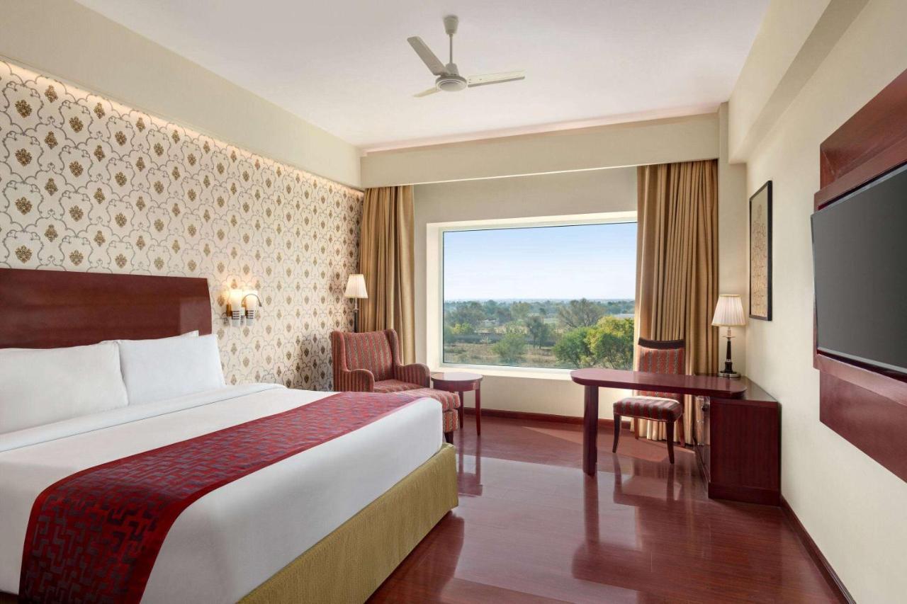 Ramada By Wyndham Jaipur Jaisinghpura Hotel Kültér fotó