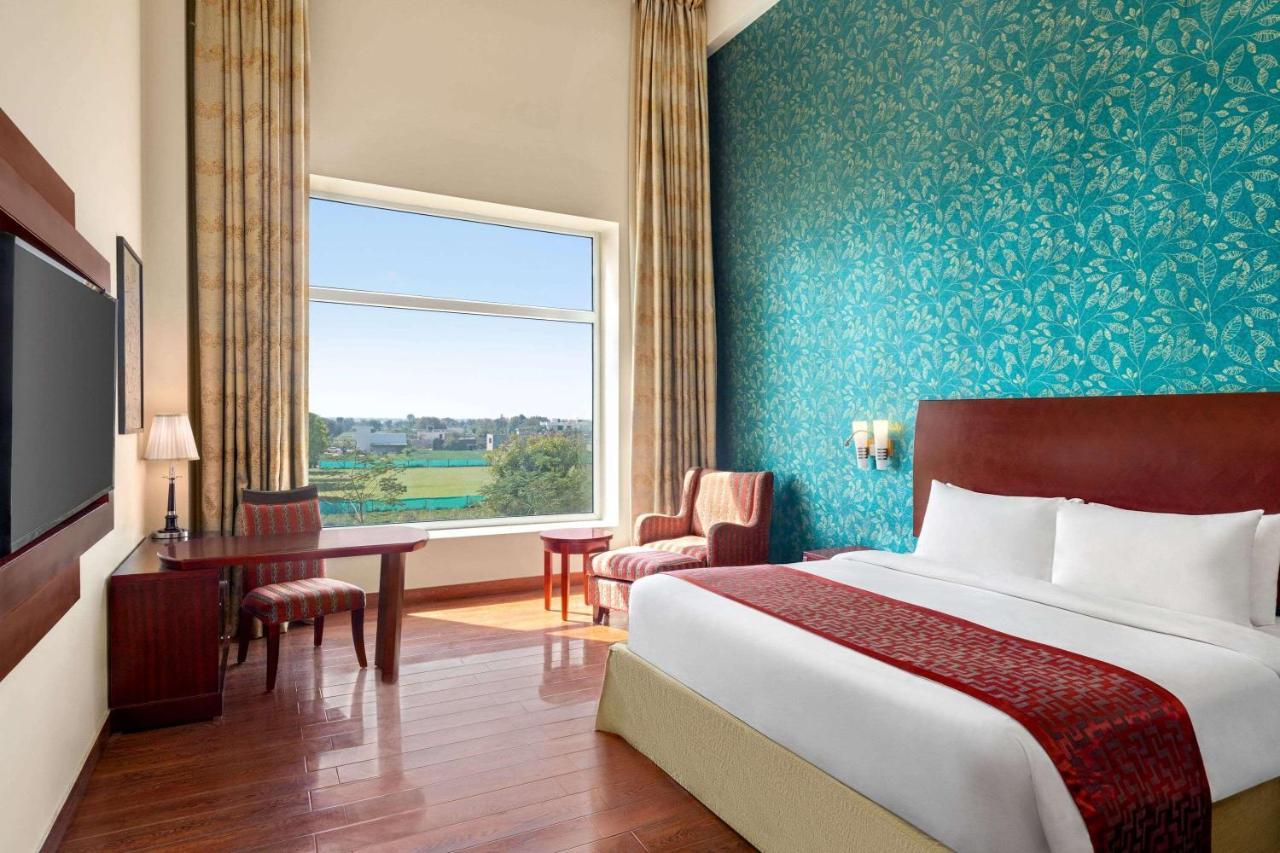 Ramada By Wyndham Jaipur Jaisinghpura Hotel Kültér fotó