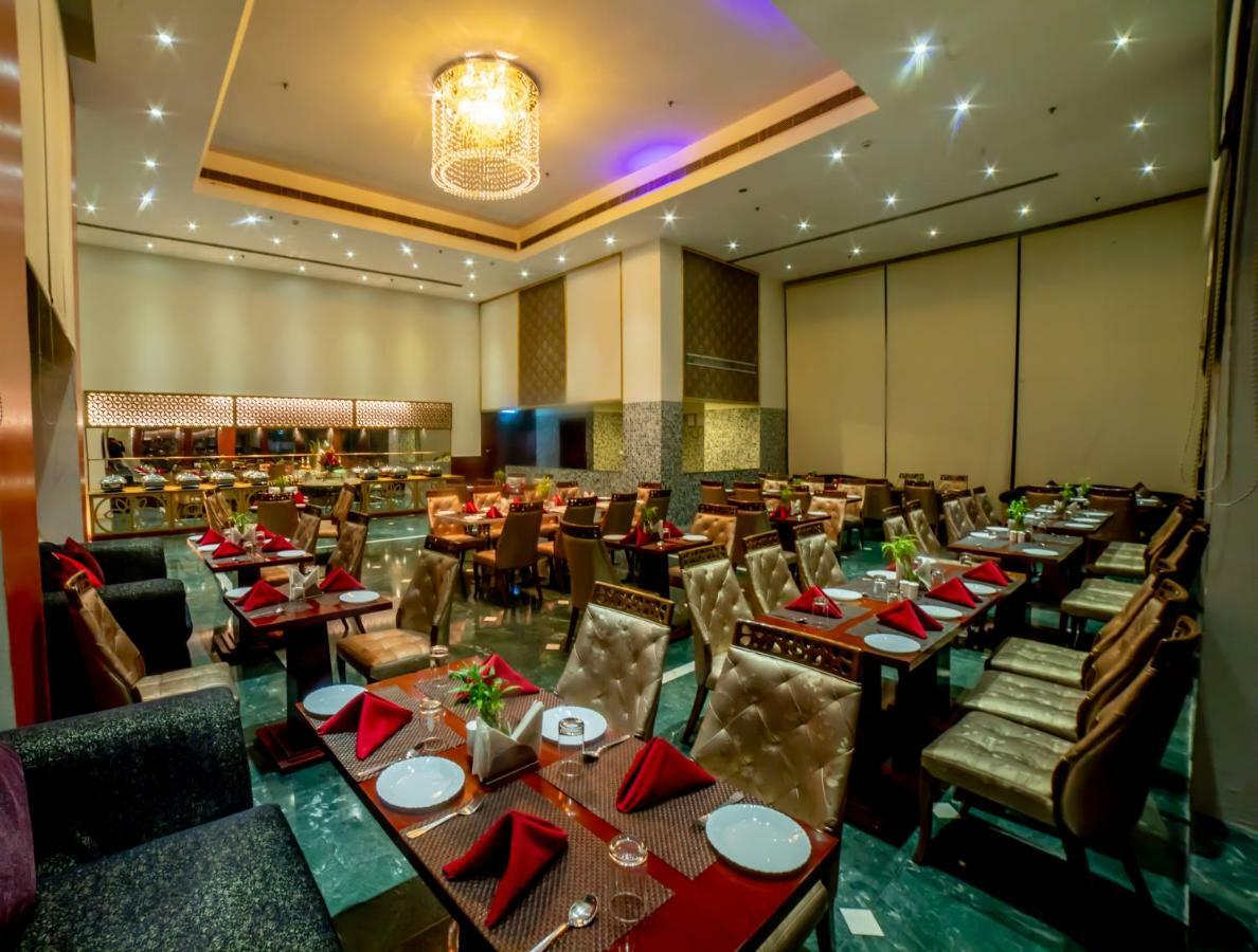 Ramada By Wyndham Jaipur Jaisinghpura Hotel Kültér fotó
