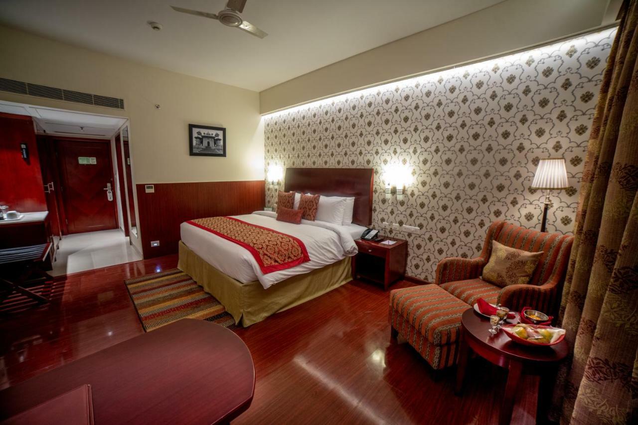 Ramada By Wyndham Jaipur Jaisinghpura Hotel Kültér fotó