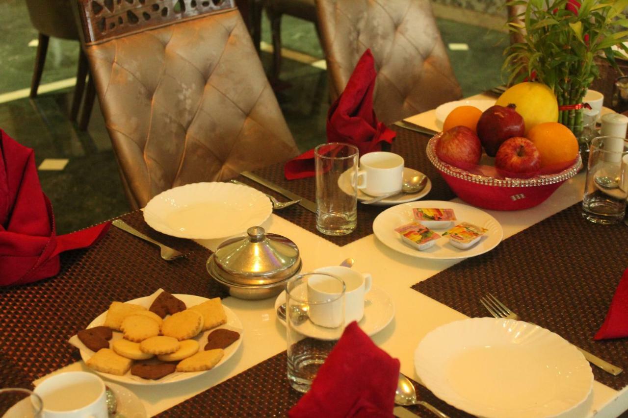 Ramada By Wyndham Jaipur Jaisinghpura Hotel Kültér fotó