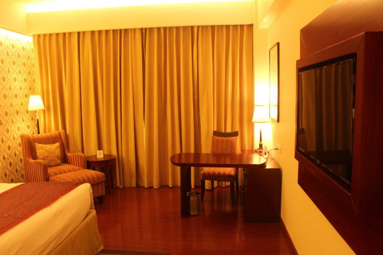 Ramada By Wyndham Jaipur Jaisinghpura Hotel Kültér fotó