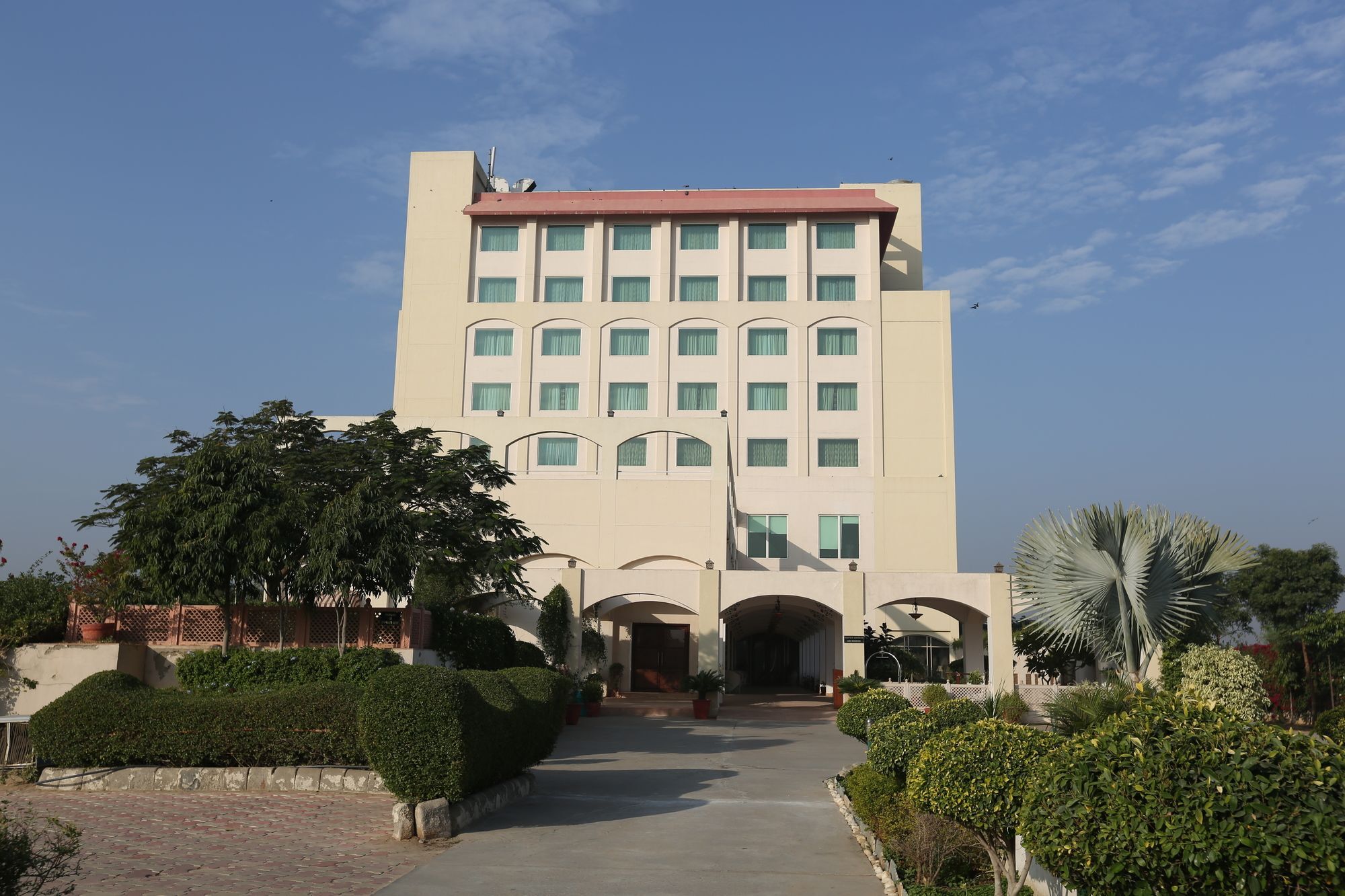 Ramada By Wyndham Jaipur Jaisinghpura Hotel Kültér fotó